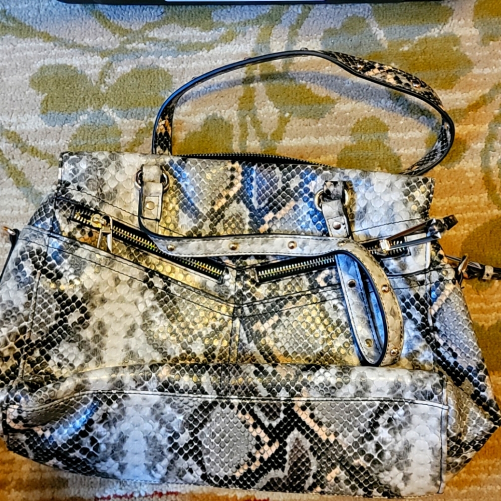 Gorgeous snakeskin print jessica simpson crossbody